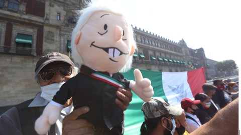 Protestas a favor y en contra de AMLO en Ciudad de México y Jalisco.