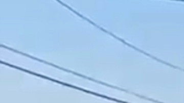 La avioneta se estrelló muy cerca de unas vivienda quemando varios autos.