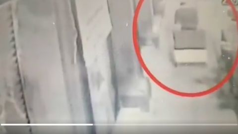 VIDEO: Captan momento exacto en que narco saca a la calle cuerpos de niños mutilados