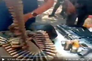 VIDEO: La Chonita, sicaria de La Familia Michoacana muestra armas que le quitaron al CJNG