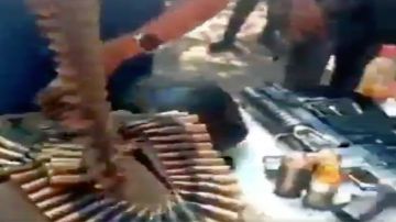 VIDEO: La Chonita, sicaria de La Familia Michoacana muestra armas que le quitaron al CJNG