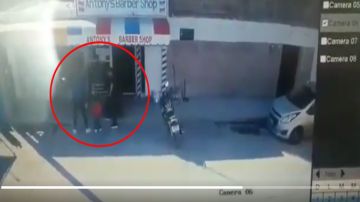 VIDEO: Matan a joven a balazos frente a niño y mujeres afuera de barbería