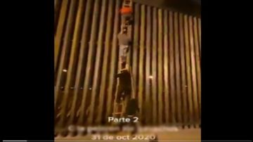 VIDEO: Migrantes cruzan muro fronterizo con ayuda de escalera