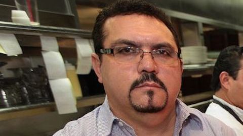Como todos los propietarios de restaurantes, Vicente Ortiz, dueño de Don Chente's y El Pescador está preocupado por la inflación. (Aurelia Ventura/La Opinión).