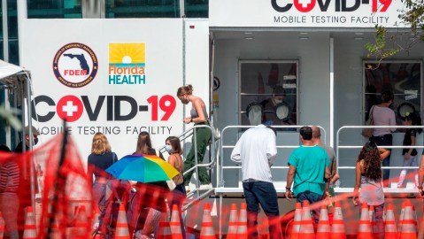 Desde marzo, han fallecido en Florida casi 18,000 personas.