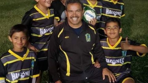 Martín Cruz, entrenador del equipo Halcones de Normandie, detuvo las entregas de comida debido al COVID.