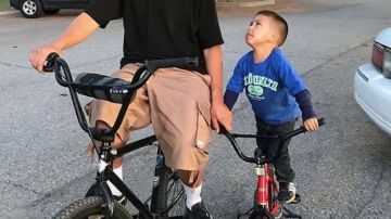 James Goode junto a su hijo, Joziaa, paseando en bicicleta antes del accidente.