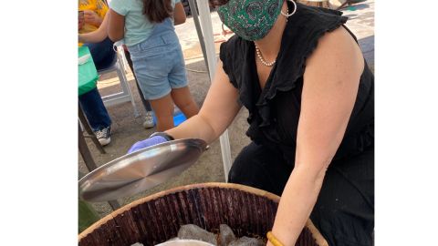 Una de las alumnas muestra el proceso de cómo hacer la nieve oaxaqueña.