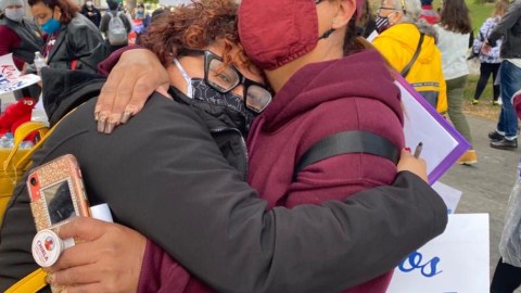 Maru Galván llora de alegría y abraza a su hija Zayra Barajas, quien tiene DACA. / foto: Jorge Luis Macías.