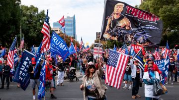 Las calles rumbo al Capitolio de California se llenaron de banderolas con el lema ‘Trump 2020’ este sábado.