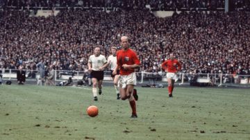 Bobby Charlton, campeón del mundo con Inglaterra en 1966.