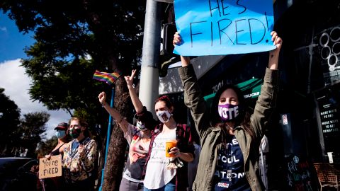 La pancarta de esta mujer en Los Ángeles resume el resultado de la elección.