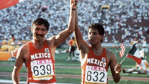 Raúl González y Ernesto Canto, héroes de la marcha mexicana.