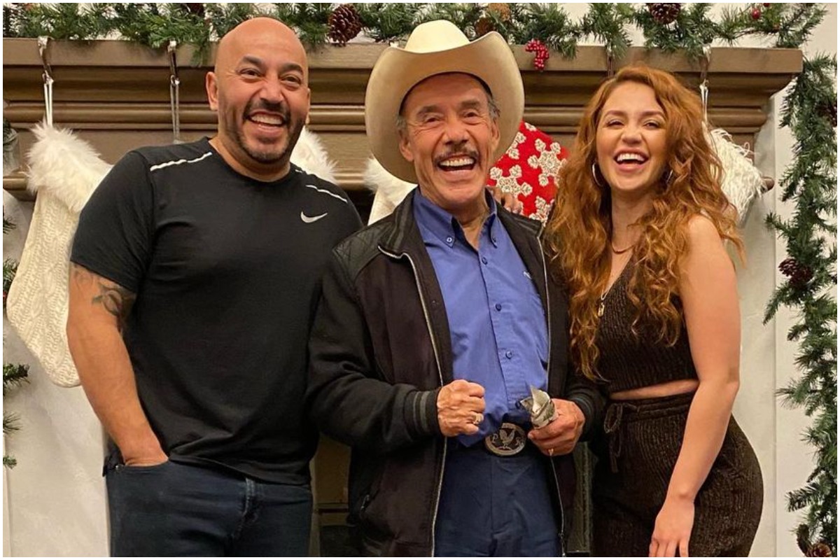 Así transformó Lupillo Rivera su mansión por Navidad con la ayuda de