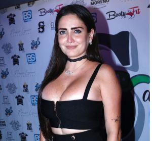 Celia Lora se muestra en la cocina usando un body transparente