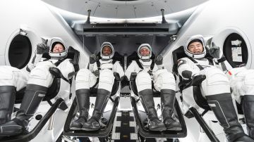 Shannon Walker, Victor Glover y Mike Hopkins, de NASA, y Soichi Noguchi de la Agencia de Exploración Aeroespacial de Japón, integran la tripulación de la misión Crew-1.