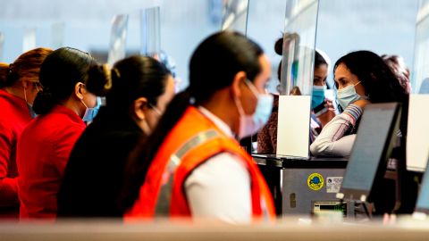 Desde hace unas semanas las aerolíneas han  endurecido sus políticas de vacunación para sus empleados.