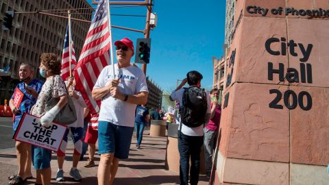 Seguidores de Trump dicen que se están tratando de robar los votos en Phoenix.