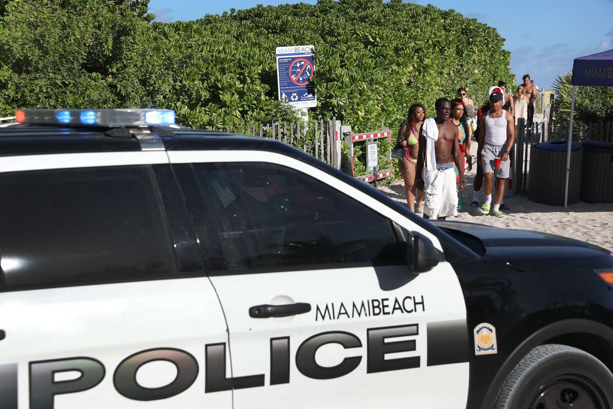 La policía de Miami cerró el acceso a las playas de South Beach como medida de precaución por el coronavirus.