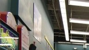 Trabajadores caminan adentro del supermercado Food 4 Less.