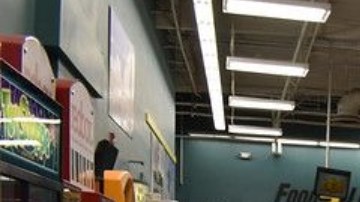 Trabajadores caminan adentro del supermercado Food 4 Less.