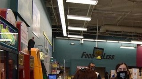 Trabajadores caminan adentro del supermercado Food 4 Less.