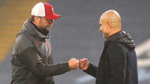 Jurgen Klopp y Pep Guardiola se saludan previo al partido.