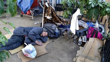Cientos de personas sin hogar en LA carecen de una cobija y duermen sobre cartones para menguar el frío.
