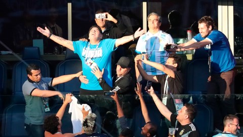 Diego MAradona durante una de sus polémicas apariciones en Rusia 2018.