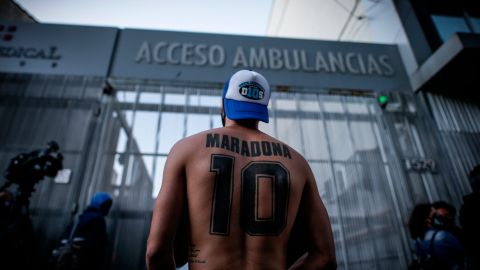 Los fanáticos de Diego se arremolinaron fuera del hospital.