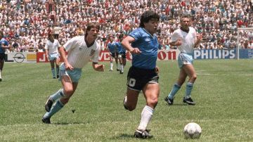 La camiseta con la que Diego Maradona destrozó a los ingleses.