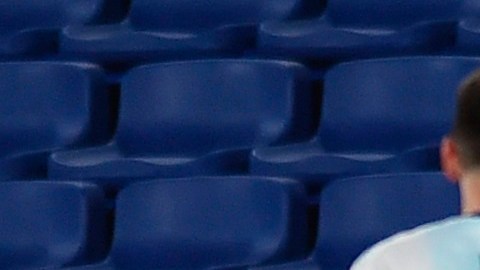 Leo Messi reclamándole al árbitro tras la revisión del VAR.