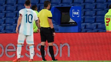 Leo Messi reclamándole al árbitro tras la revisión del VAR.