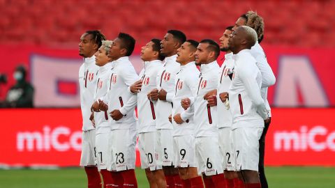 perú jugadores abrazados