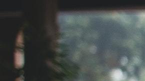 Desviar la mirada puede ser un signo de autoprotección emocional.