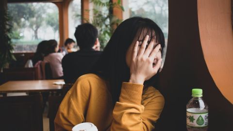 Desviar la mirada puede ser un signo de autoprotección emocional.