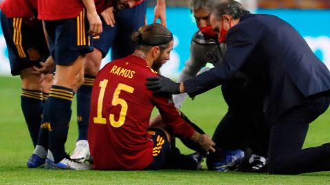 Sergio Ramos se lesionó en el primer tiempo.