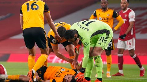 Raúl Jiménez sufrió un choque aparatoso.