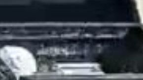 El sospechoso Robert Solís (de camisa blanca) captado en video.