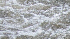 Soñar con agua sucia significa sentimientos negativos.