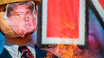 Un  muñeco con la imagen de Trump due quemado durante protestas.