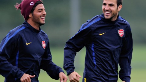 Carlos Vela y Cesc Fábregas entrenando con el Arsenal en 2010.