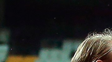 El defensa croata Domagoj Vida (21) celebra un gol con sus compañeros de selección.