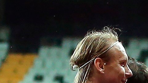 El defensa croata Domagoj Vida (21) celebra un gol con sus compañeros de selección.