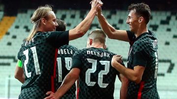 El defensa croata Domagoj Vida (21) celebra un gol con sus compañeros de selección.