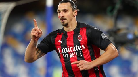 Zlatan le clavó dos goles a la dura defensa napolitana.