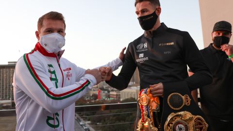 Saúl “Canelo” Álvarez y Callum Smith se saludaron el martes en San Antonio.