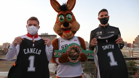 “Canelo” y Smith con Coyote, mascota de los San Antonio Spurs.