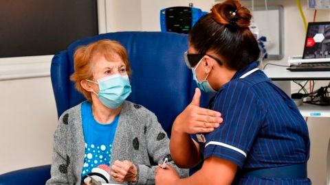 Keenan fue vacunada en el Hospital Universitario de Coventry, una ciudad en el centro de Inglaterra.