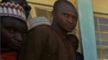 Los padres de los menores se congregaron en la escuela a la espera de recibir noticias sobre sus hijos.